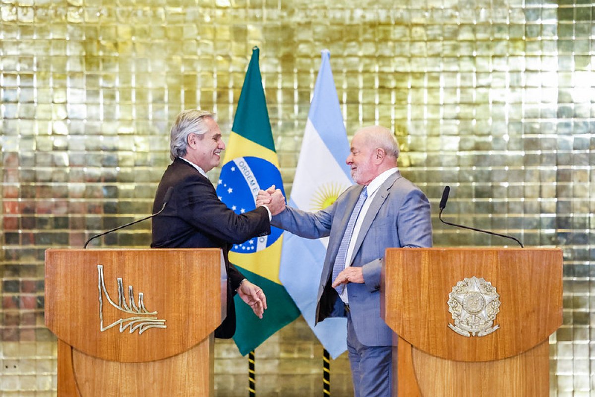 Vídeo: Lula recebe presidente da Argentina e sinaliza desejo por moeda regional