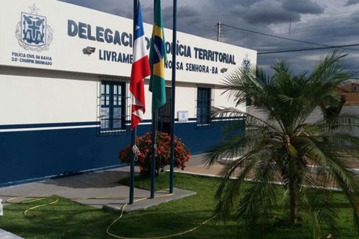 Homem é preso por pilotar moto embriagado, fingir ser policial e usar de ofensas racistas com PM