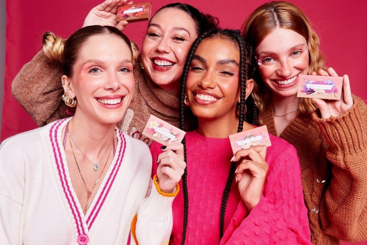 Grife brasileira de tricots desenvolve casacos exclusivos inspirados em lançamentos em edição limitada da marca californiana Benefit Cosmetics!