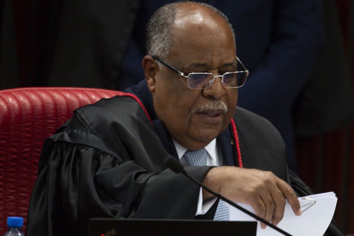 Benedito Gonçalves vota por manter a "minuta do golpe" no julgamento de Bolsonaro