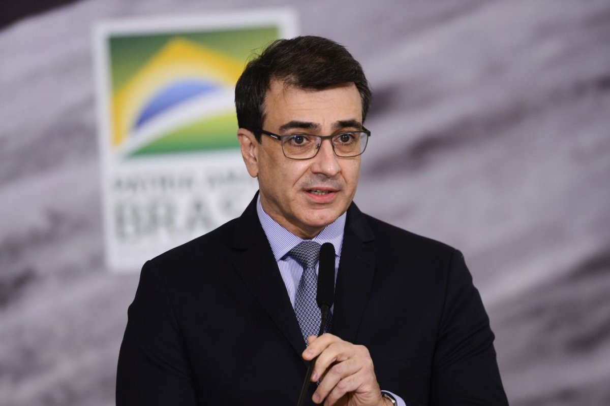 Carlos França admite que reunião de Bolsonaro com embaixadores ocorreu a pedido da Presidência, diz jornal