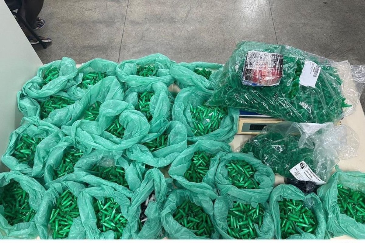 Dupla é presa com 2.600 porções de cocaína em Feira de Santana