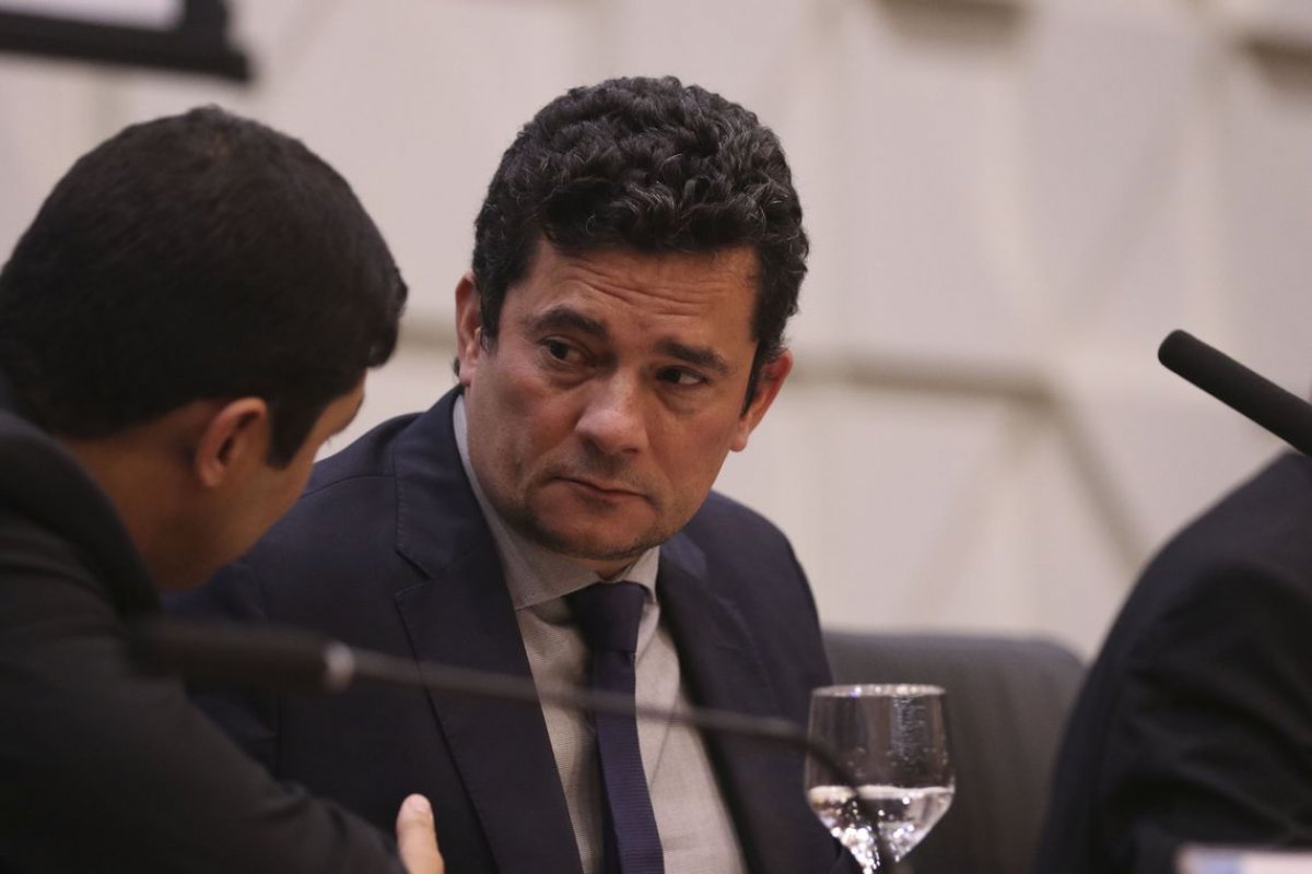 Partidos de oposição e OAB pedem afastamento de Moro