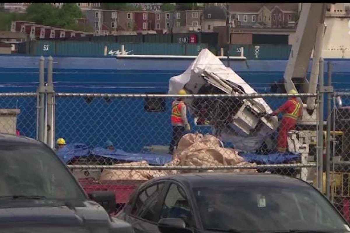 Possíveis restos humanos são encontrados entre destroços de submarino