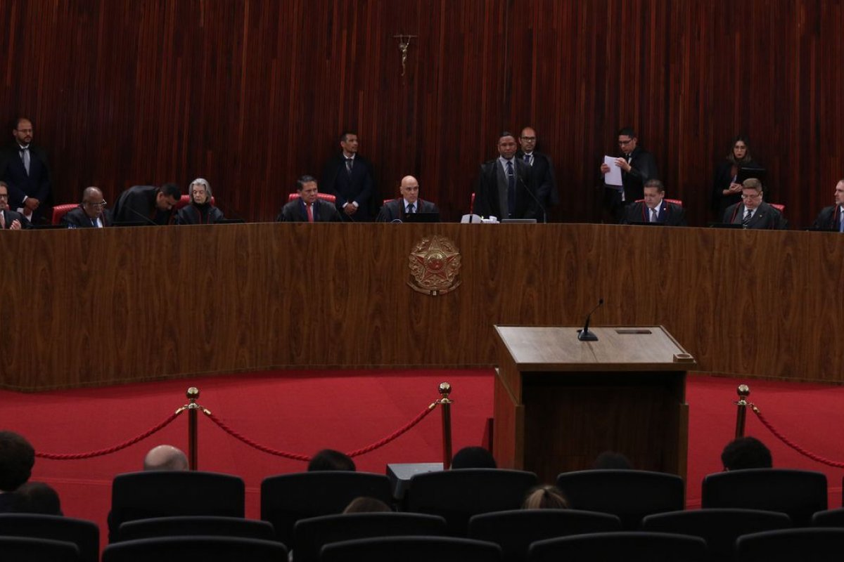 Julgamento do TSE tem placar de 3x1 para tornar Bolsonaro inelegível e será retomado amanhã