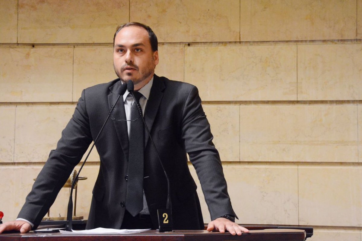 Vídeo compartilhado por Carlos Bolsonaro acusa Witzel de forjar conversa contra seu pai