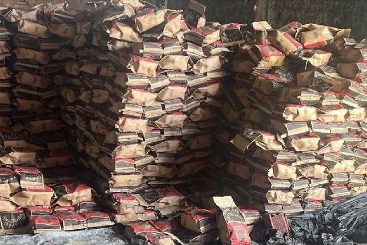 Apreensão de três mil sacos de carvão resulta em duas prisões por comércio ilegal em Salvador