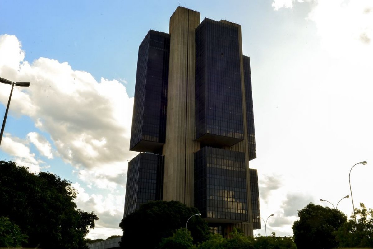 Déficit nas contas externas deve atingir US$ 2 bilhões em 2023, diz BC