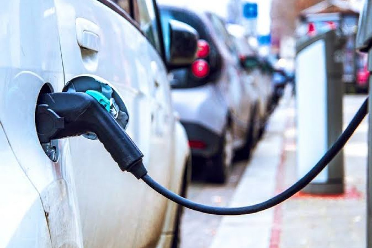 Associação de carros elétricos não quer proibir venda de modelos a combustão no Brasil