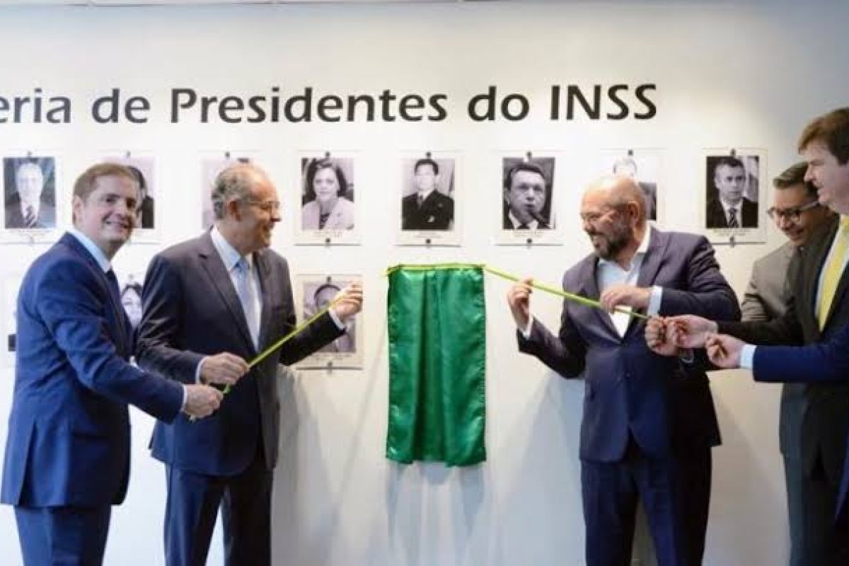 Presidente interino do INSS causa polêmica ao destacar sua foto na galeria de ex-presidentes