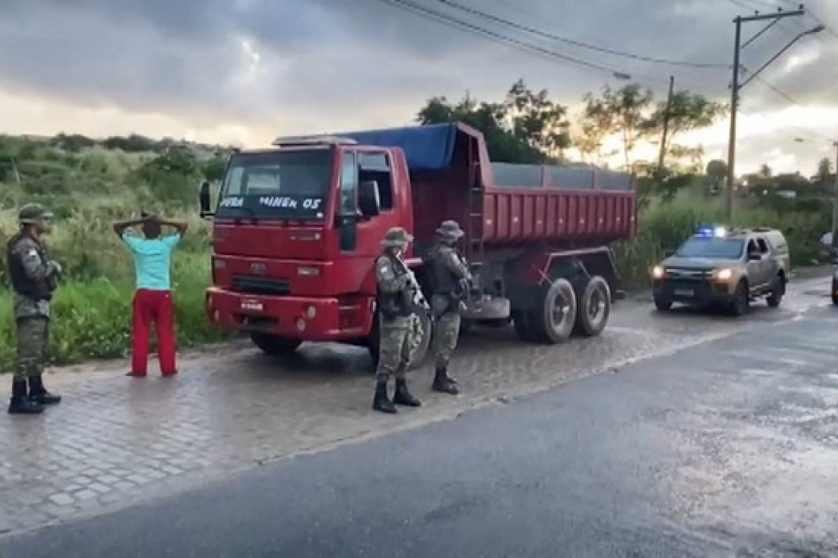 Homem é preso em flagrante por crime ambiental depois de retirar areia de dunas na Bahia