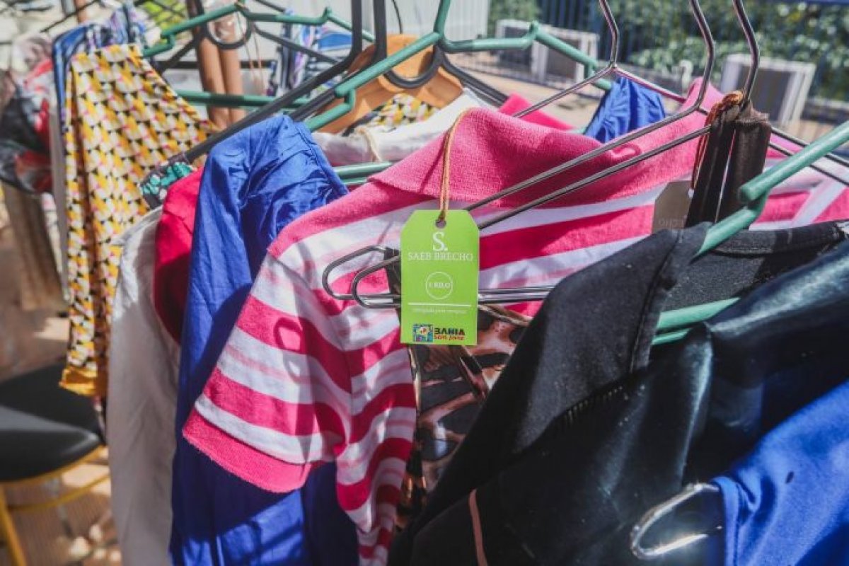 Saeb realiza bazar que troca alimentos por roupas e acessórios
