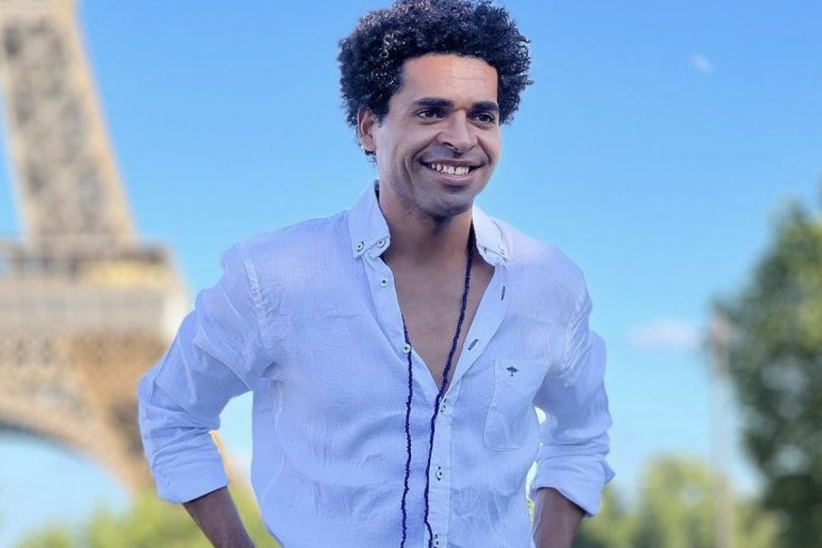 Cantor baiano Tom Dantas representa o Brasil em show comemorativo das Olimpíadas de Paris 2024!
