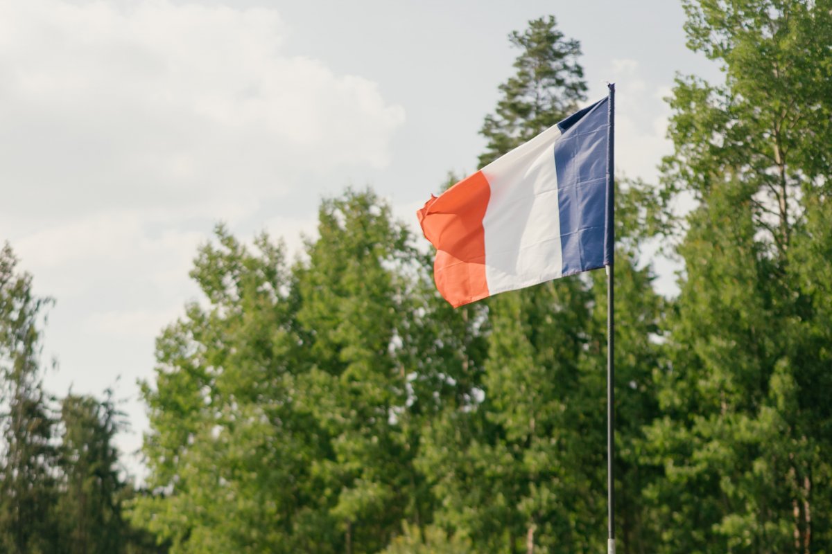 França mobiliza forças de segurança para conter distúrbios após morte de jovem