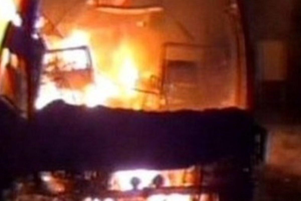 Ônibus bate em ponte, pega fogo e deixa 25 mortos na Índia