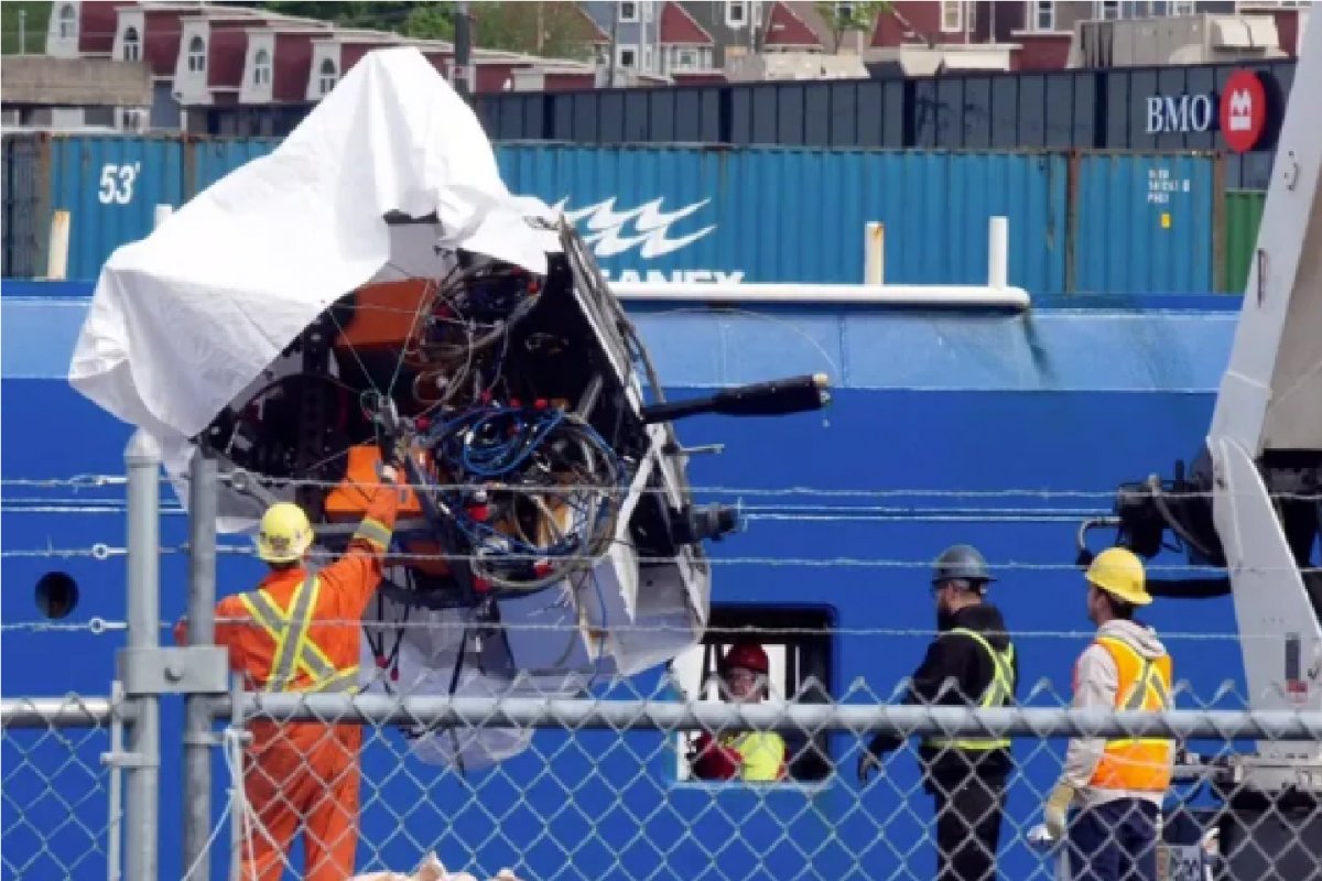 Destroços do submersível Titan, que explorava o Titanic, são trazidos à superfície com possível material orgânico