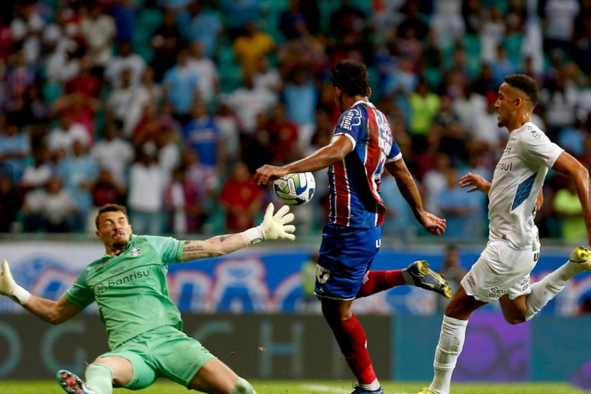 Bahia vacila, leva gol nos acréscimos e perde para o Grêmio na Fonte Nova
