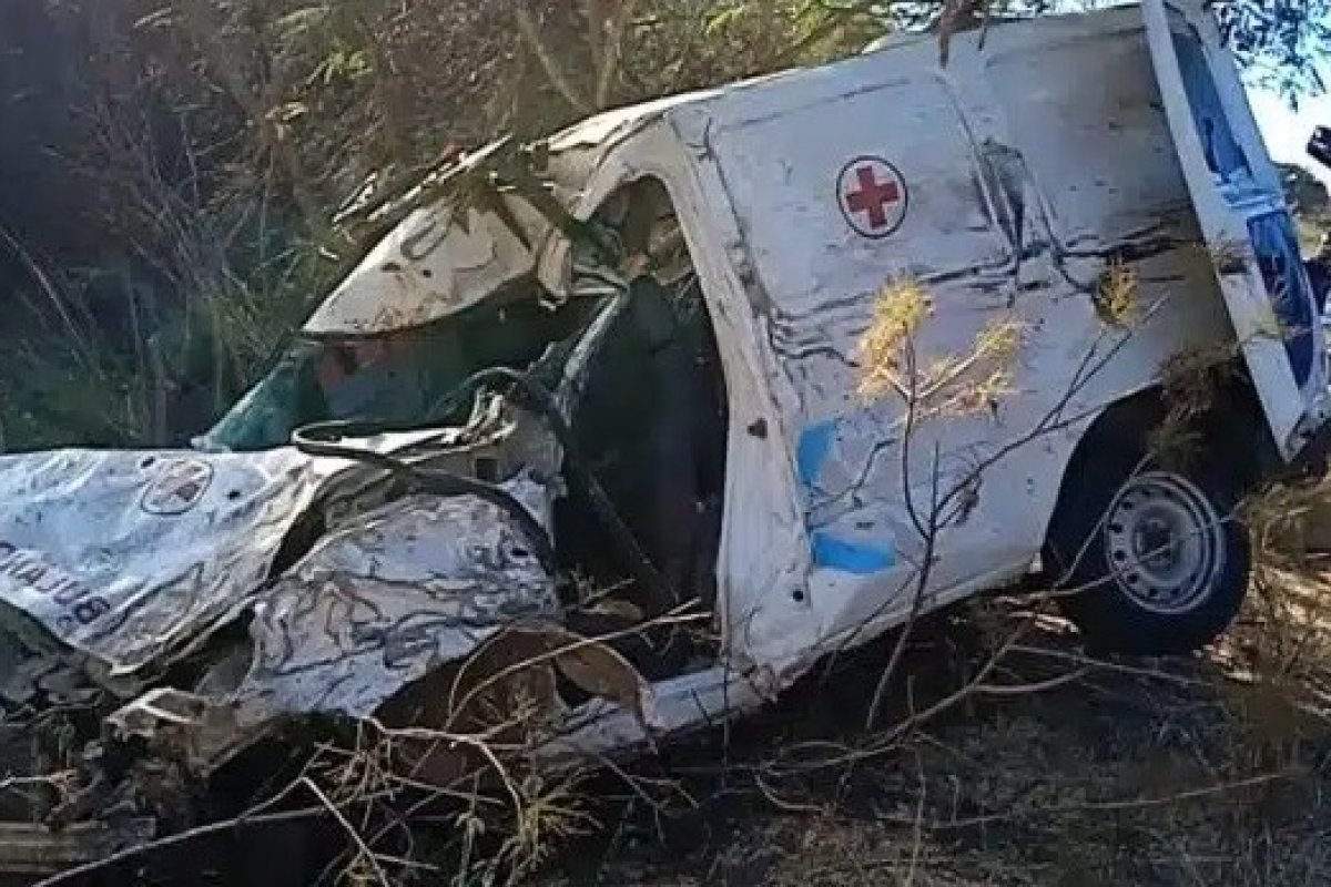 Três pessoas morrem em acidente entre ambulância e carreta na Bahia