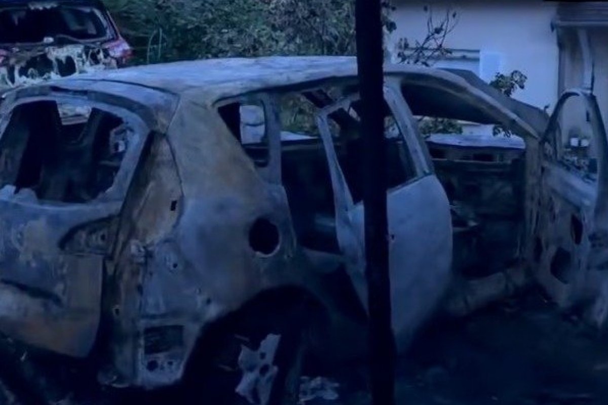 Carro invade casa de prefeito na França e deixa mulher e filho feridos