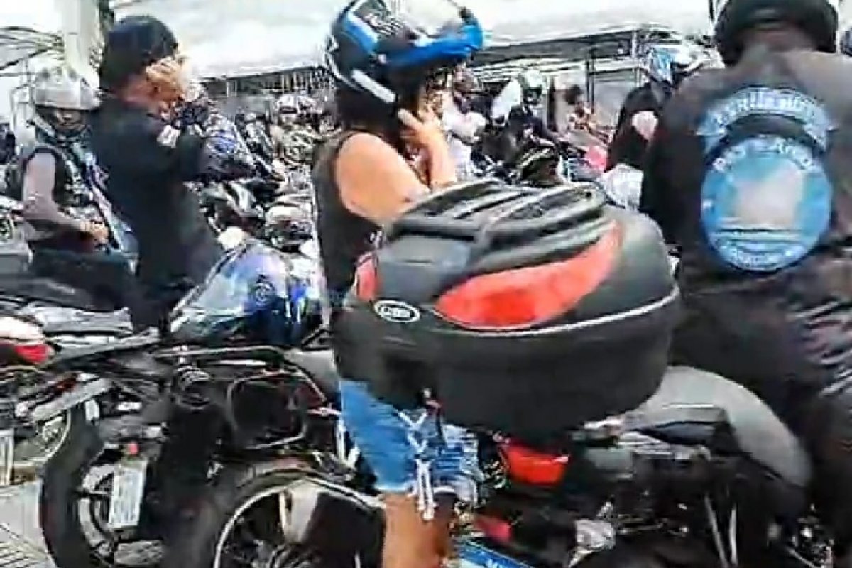 Vídeo: apoiadores do ex-presidente Bolsonaro fazem motociata da Independência da Bahia, em Salvador