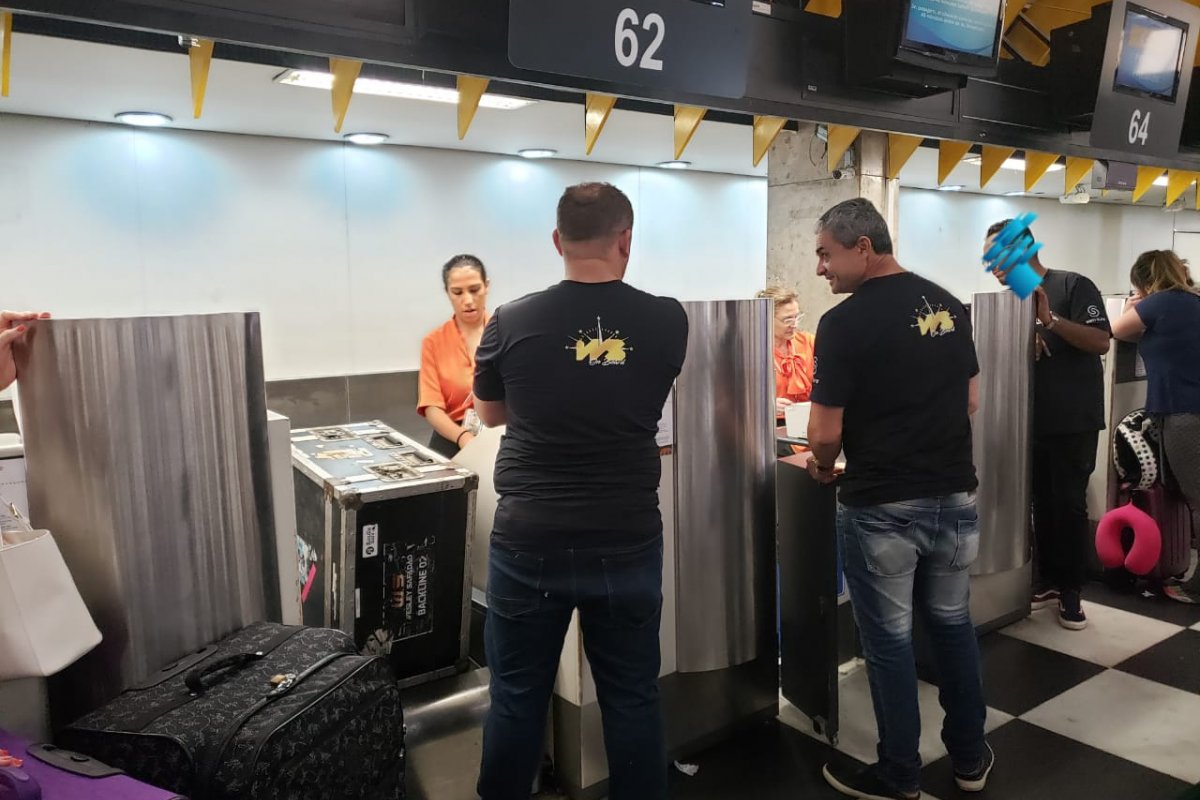 Passageiro denuncia prioridade à banda de Wesley Safadão em aeroporto