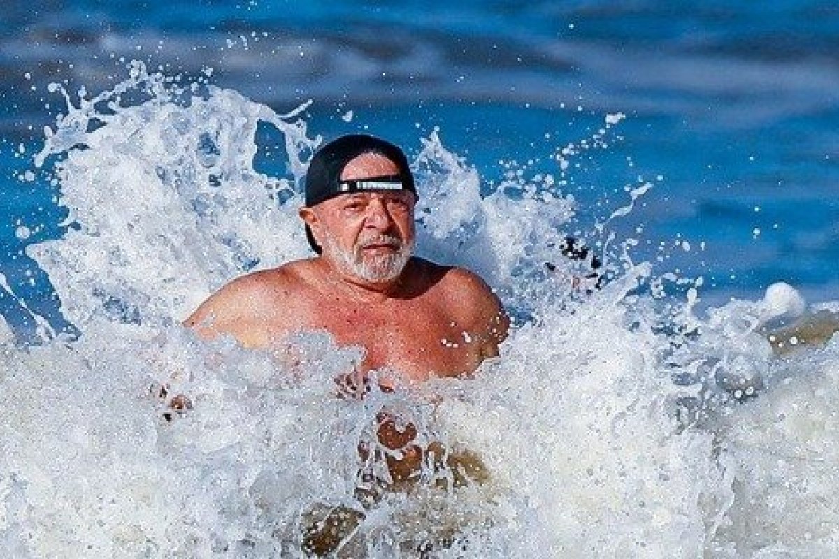 Após 2 de Julho, Lula toma banho em mar em Ilhéus: 'para recuperar energias'