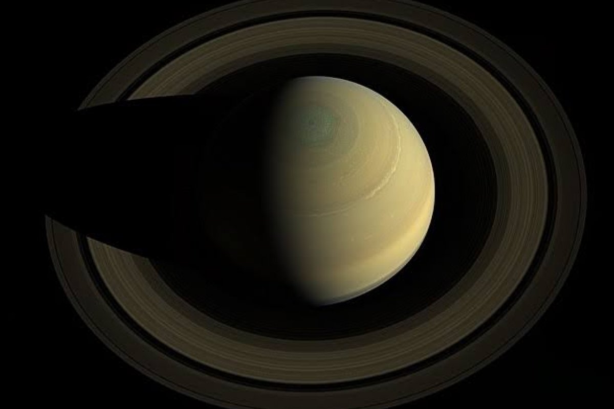 Nasa divulga imagem deslumbrante de Saturno: anéis brilhantes e luas encantadoras