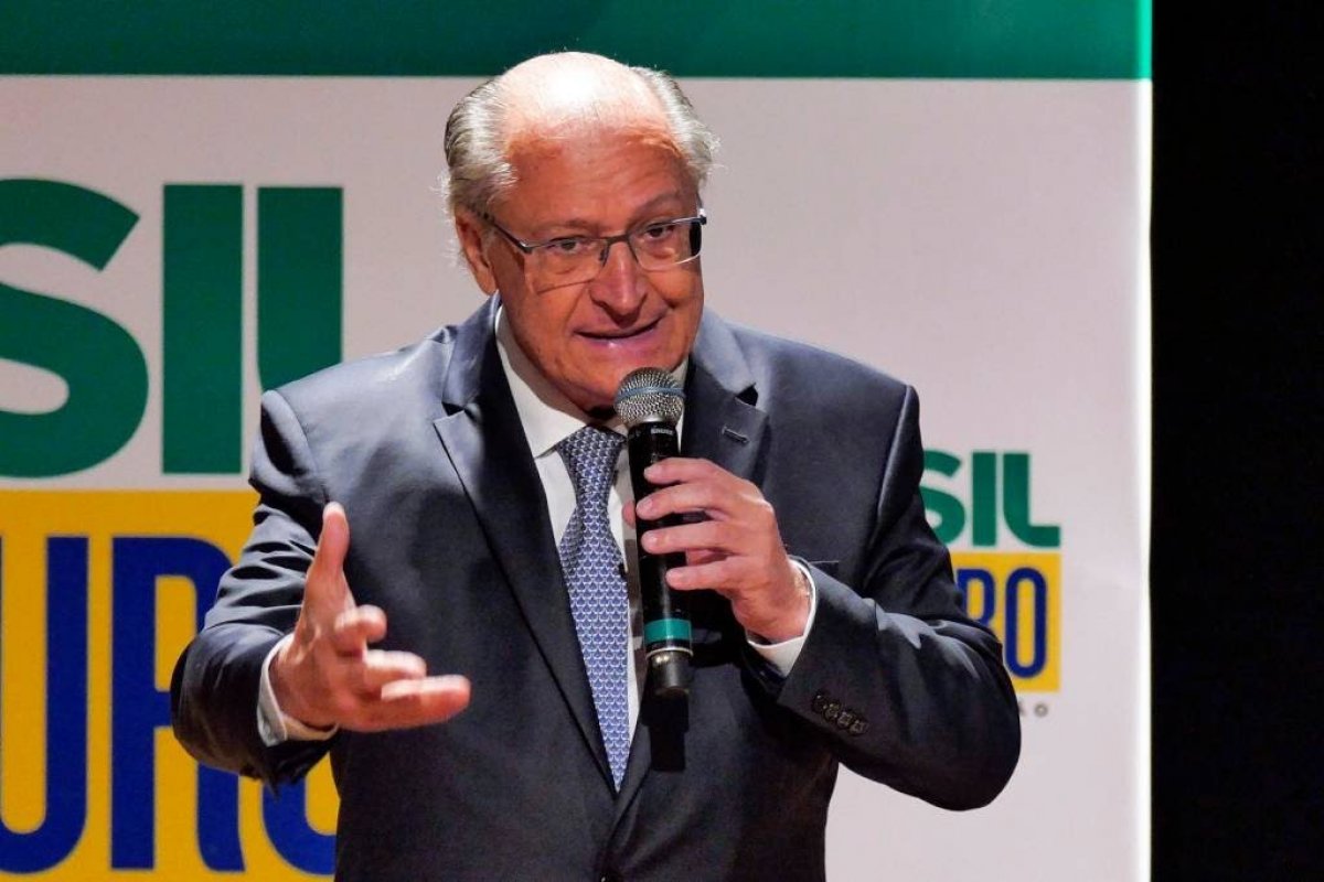 Redução de impostos para carros populares é medida 'provisória e emergencial', diz Alckmin