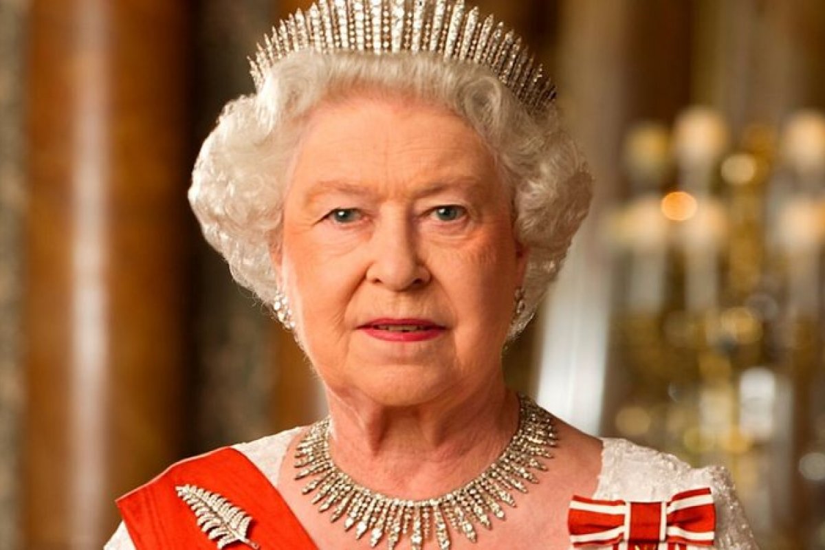 Rainha Elizabeth 2ª seguia dieta rígida para evitar gastar com novas roupas, revela livro