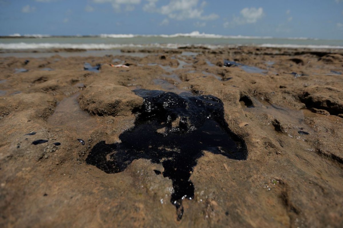 Manchas de óleo: Inpe afirma que óleo veio do mar da África
