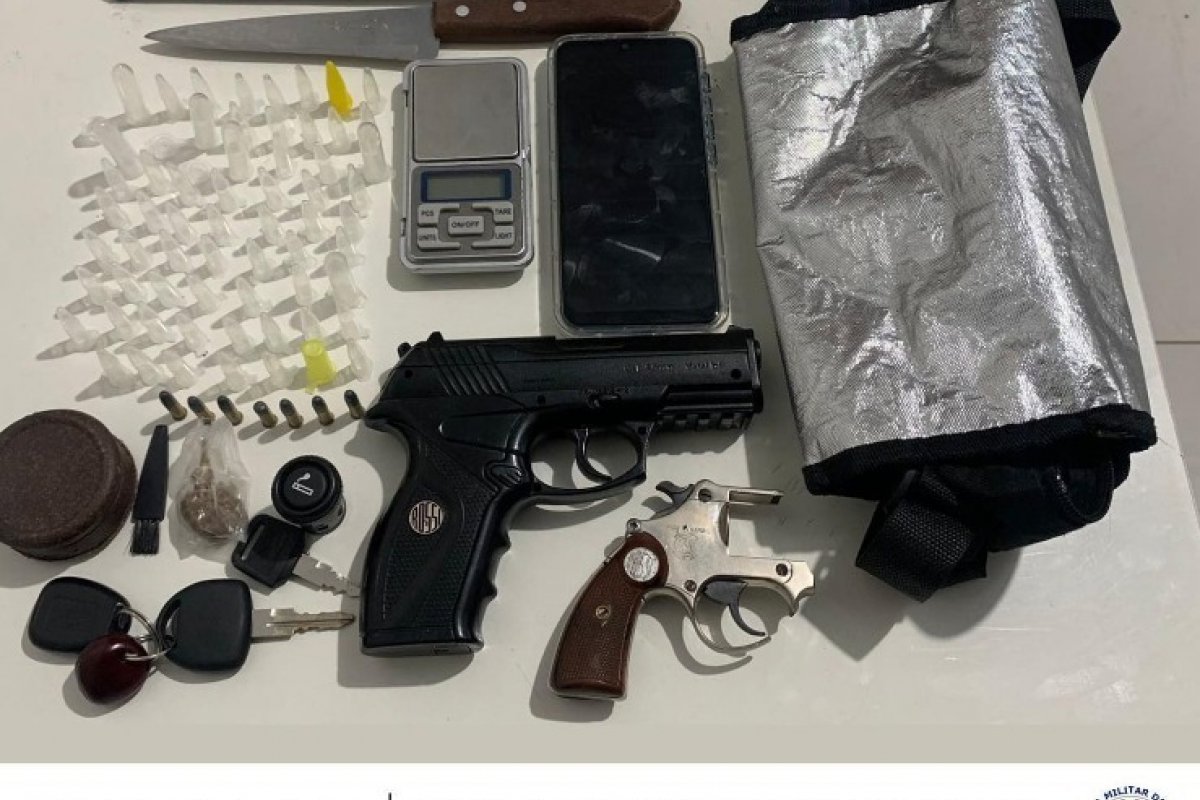 Dois homens são presos com arma falsa, drogas e facas em Salvador