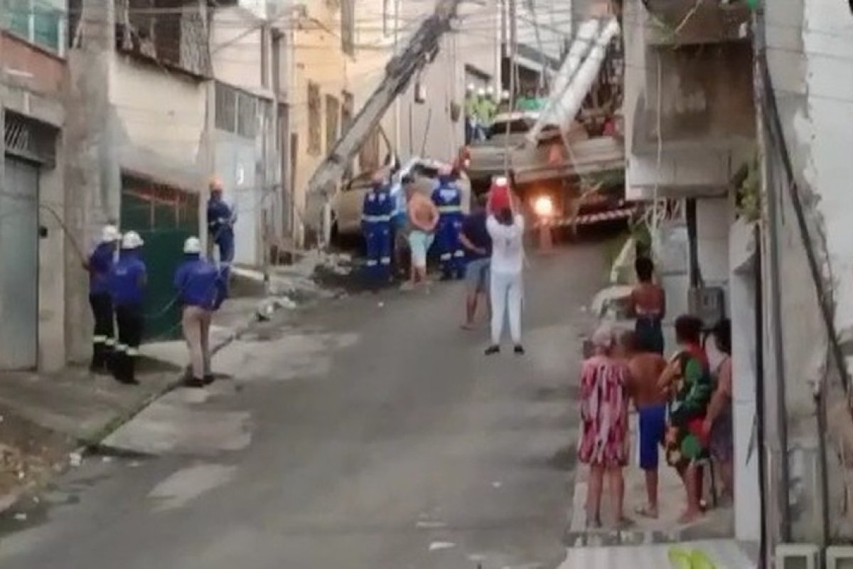 Caminhão da Embasa colide com poste no bairro de Tancredo Neves, em Salvador