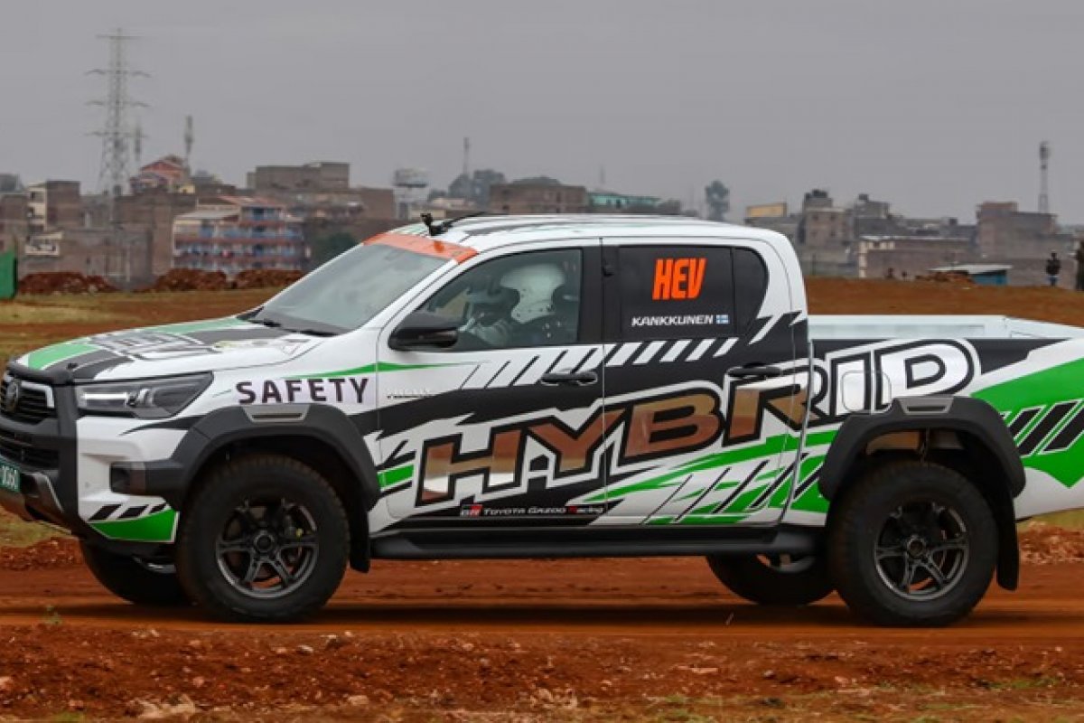 Hilux terá sistema híbrido leve antes da troca de geração