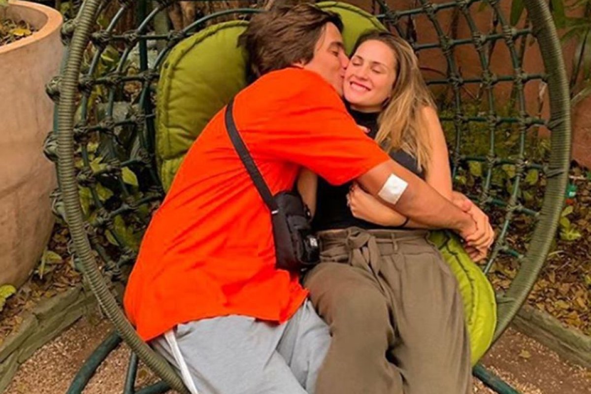 Filha de Heloísa Perissé está namorando ator da Globo