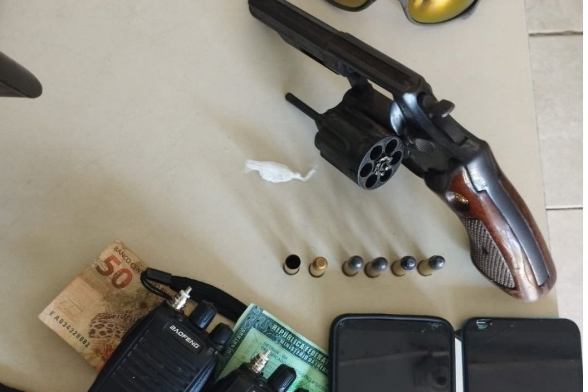 Polícia prende três homens com arma e rádio comunicadores em Itacaré