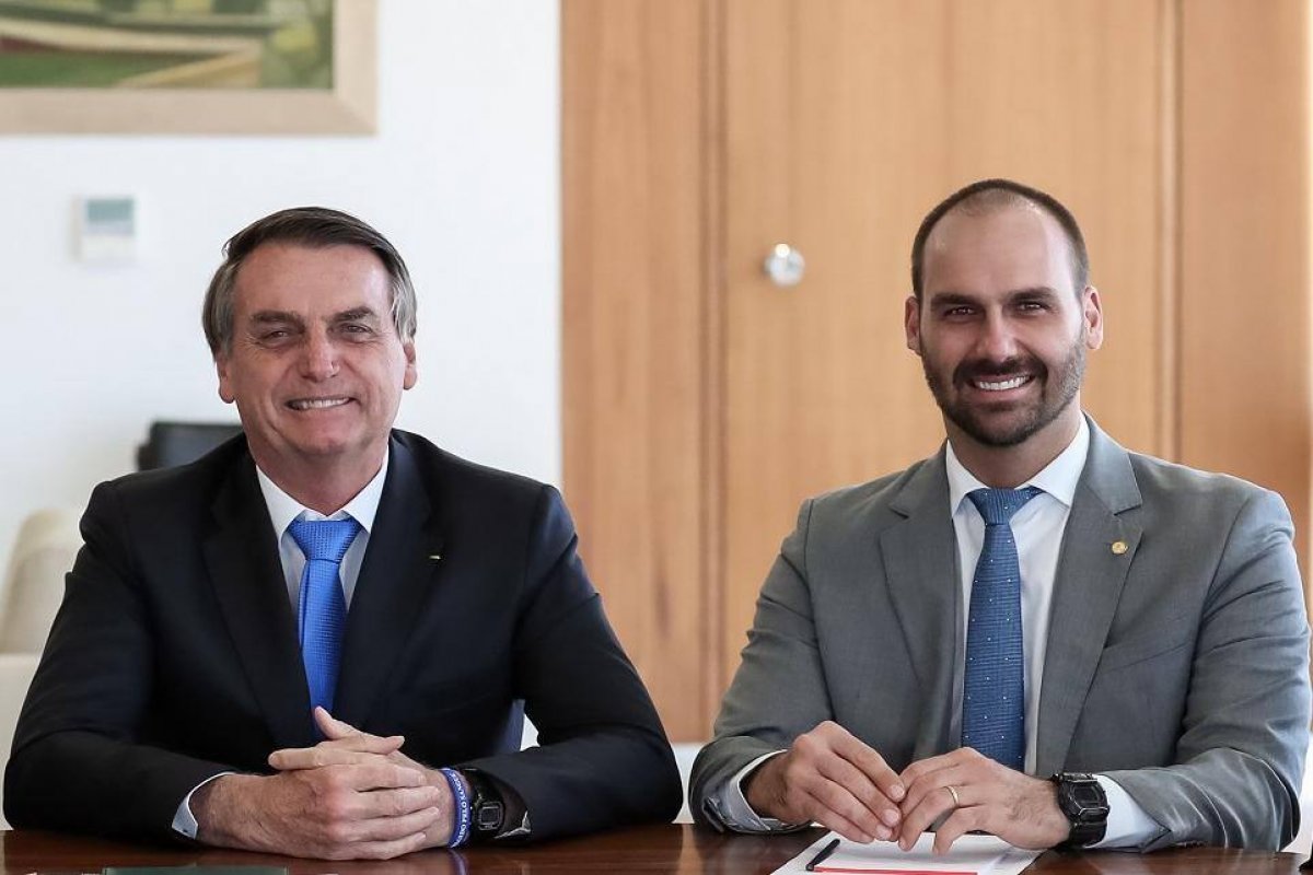 Multas por falta de uso de máscara por Jair e Eduardo Bolsonaro chegam a R$ 1,19 milhão