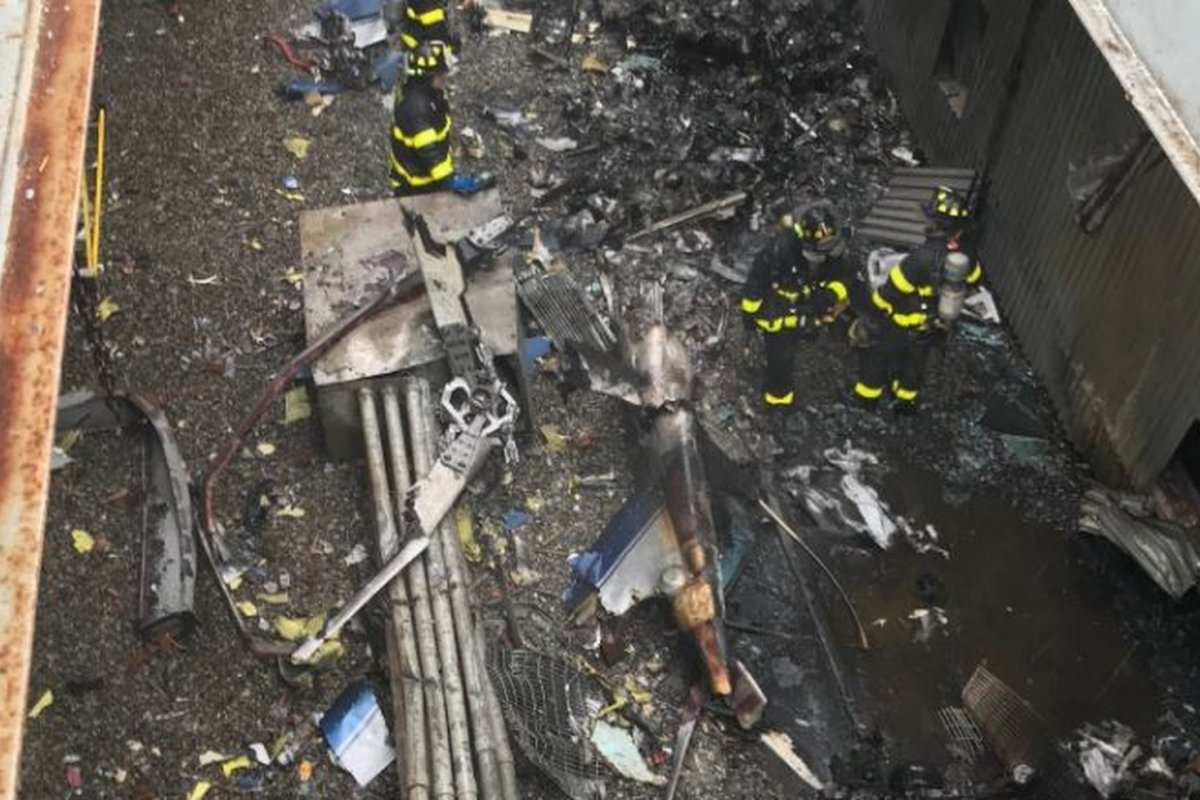 Piloto morre após helicóptero atingir prédio em Nova York