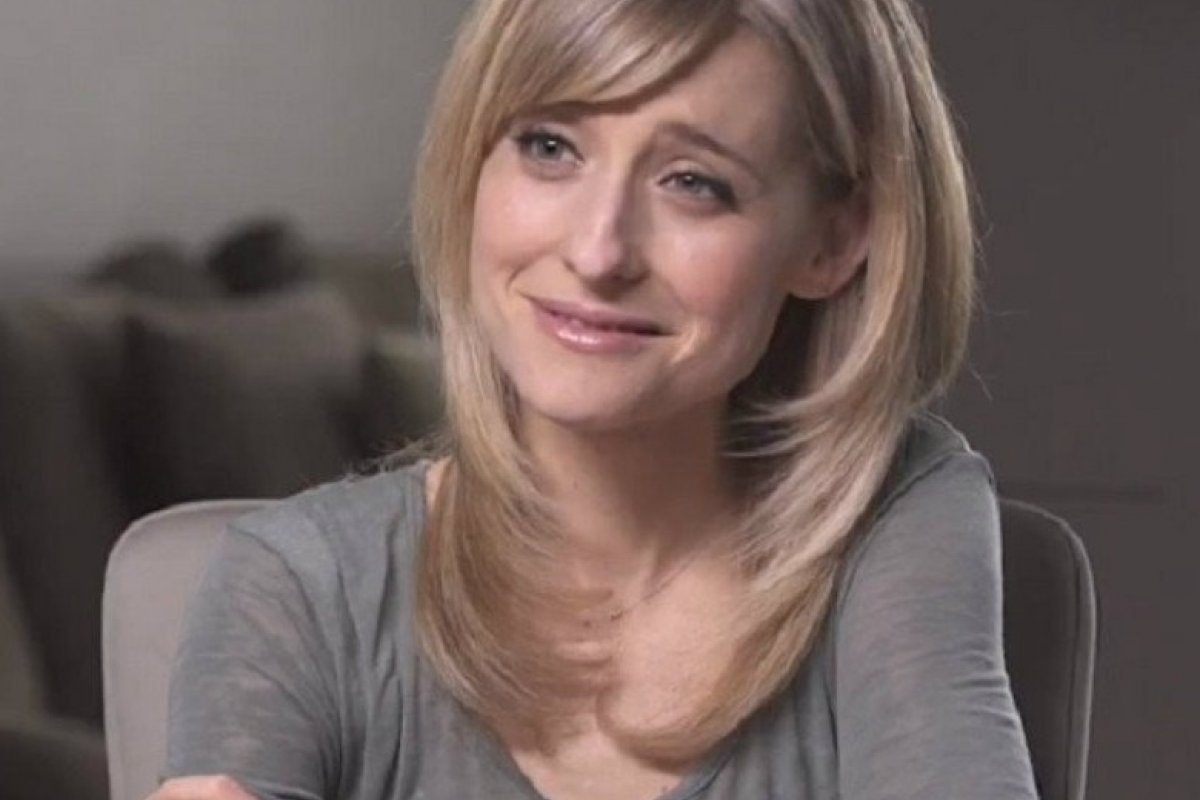 ​​Atriz de 'Smallville' envolvida em seita de escravas sexuais sai da prisão após dois anos