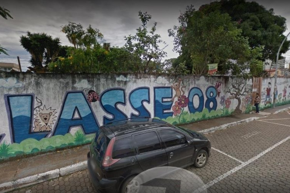 Professora de escola no DF é afastada após ser flagrada gritando com aluno autista
