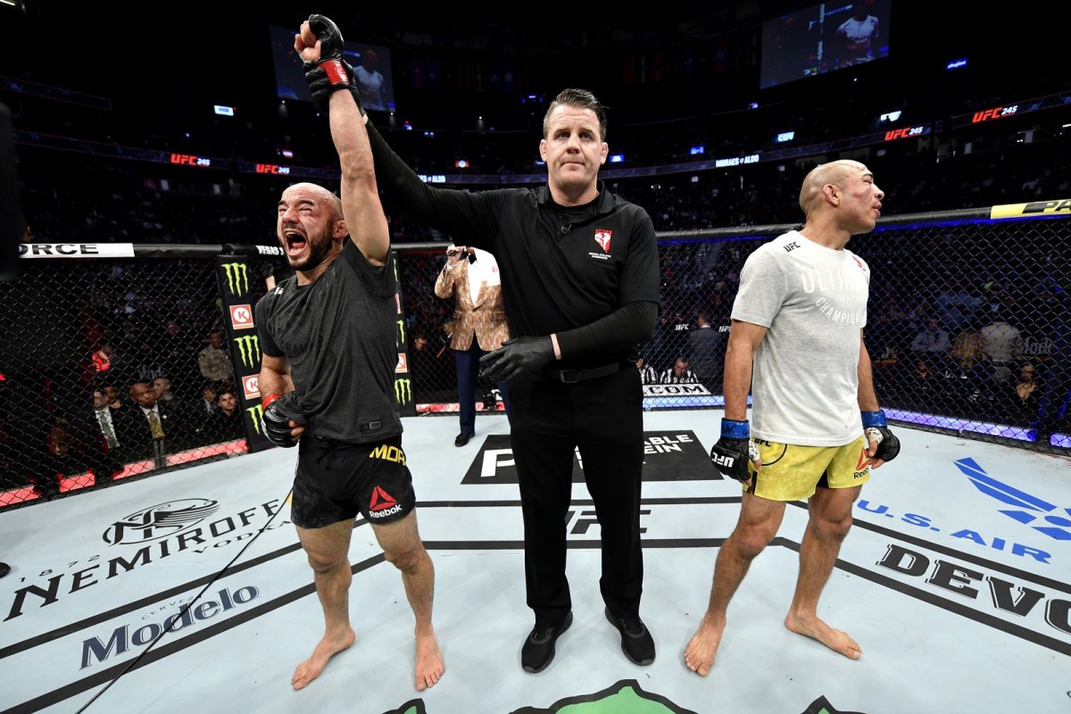 Marlon Moraes vence José Aldo na estreia do ex-campeão no peso-galo
