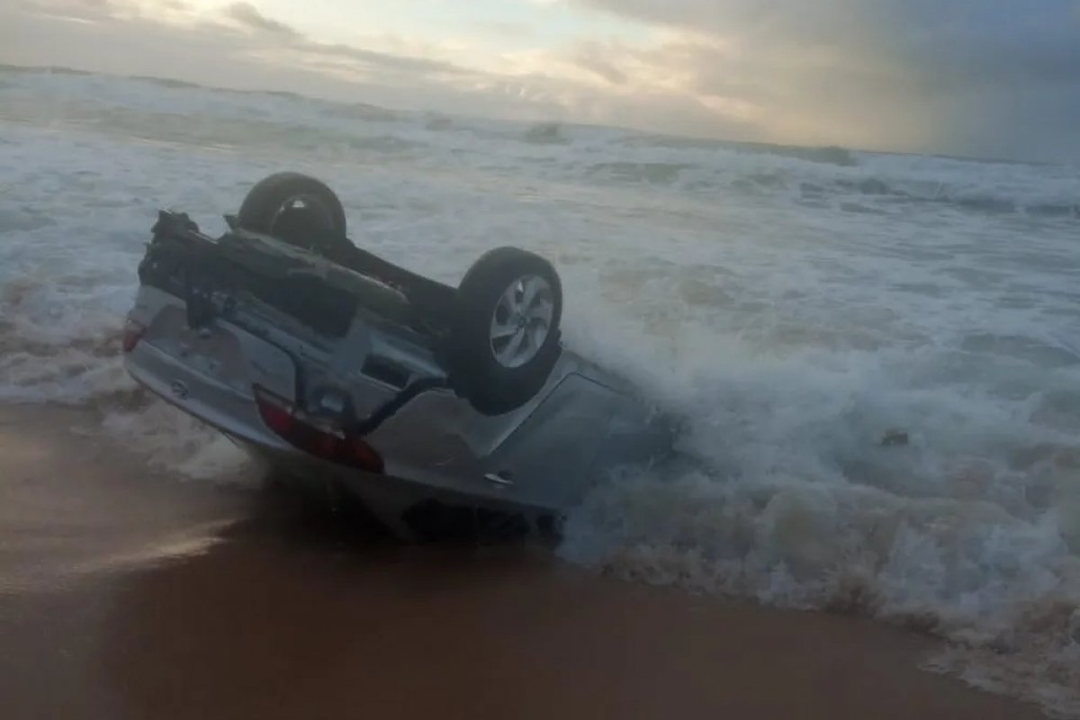 Carro é encontrado capotado na praia de Ipitanga, em Lauro de Freitas