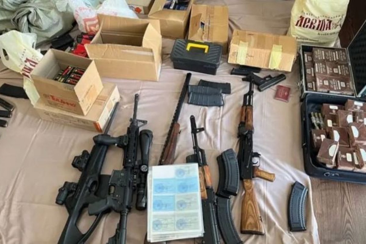 Rússia encontra armas, ouro e foto de cabeças decepadas em mansão de líder mercenário