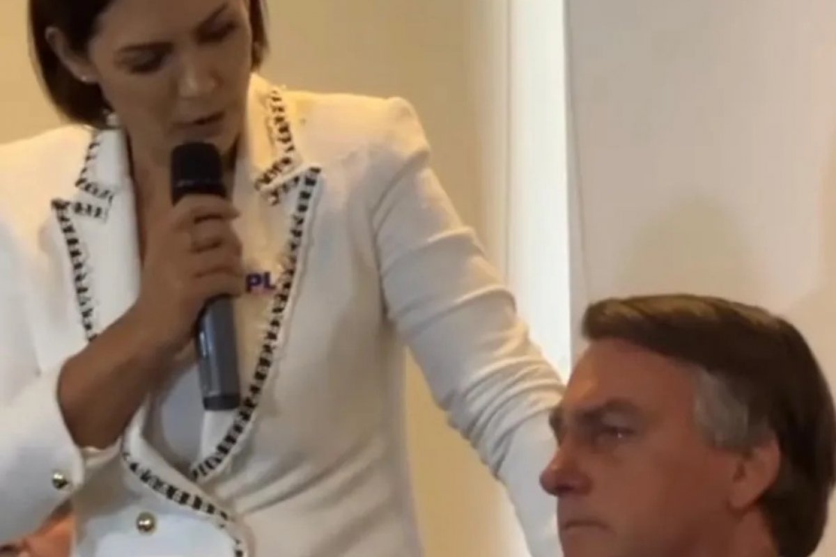Vídeo: Bolsonaro se emociona ao ouvir esposa defendendo sua integridade