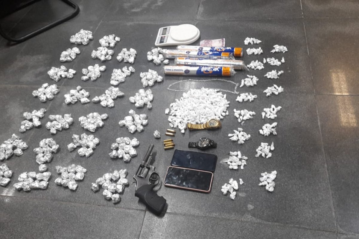 Quatro homens são presos com revólver, drogas e celulares roubados em Feira de Santana