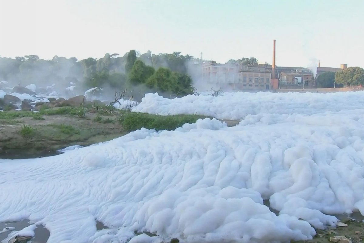 Espuma tóxica cobre parte do Rio Tietê; entenda o fenômeno