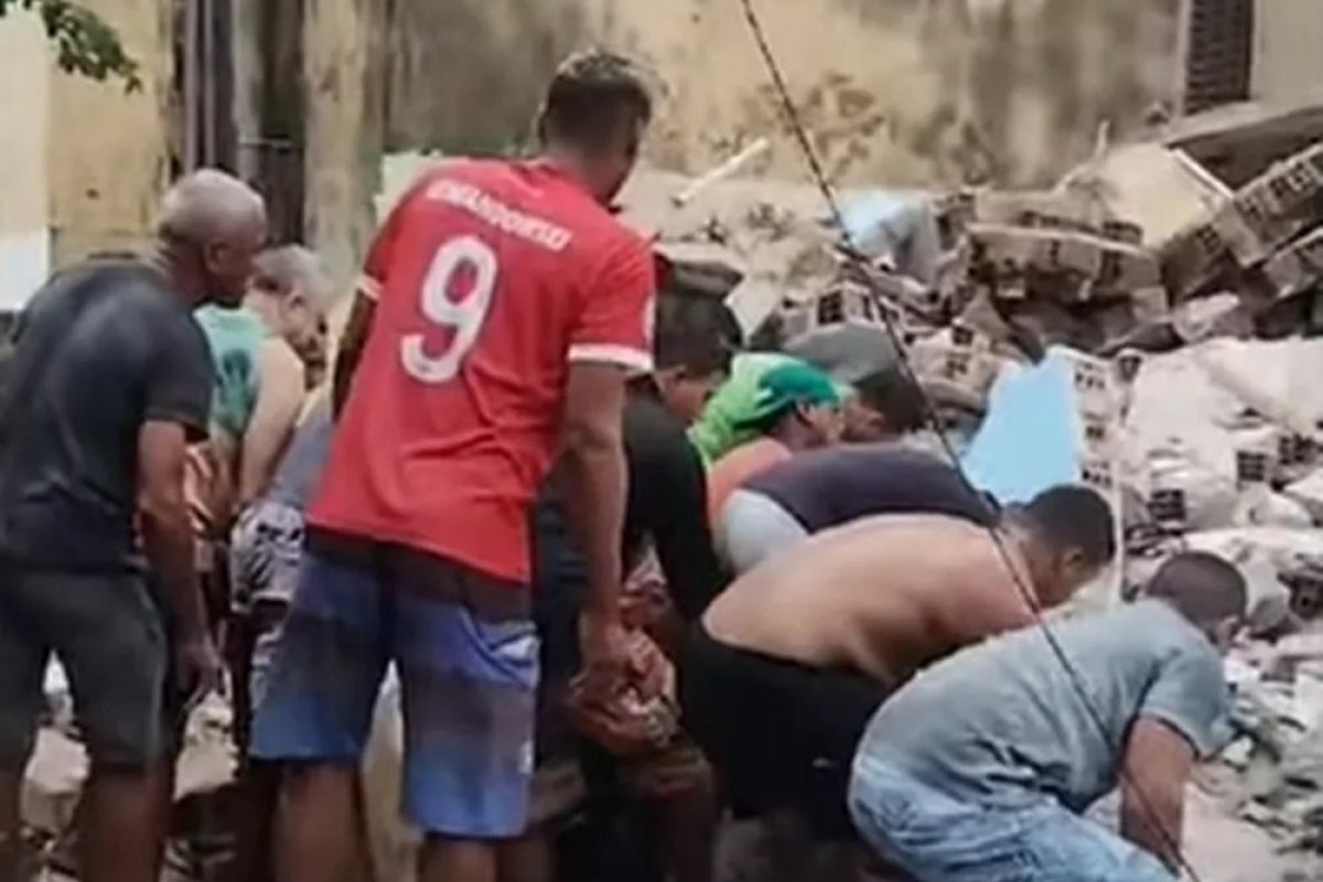 Prédio desaba na Grande Recife e deixa soterrados
