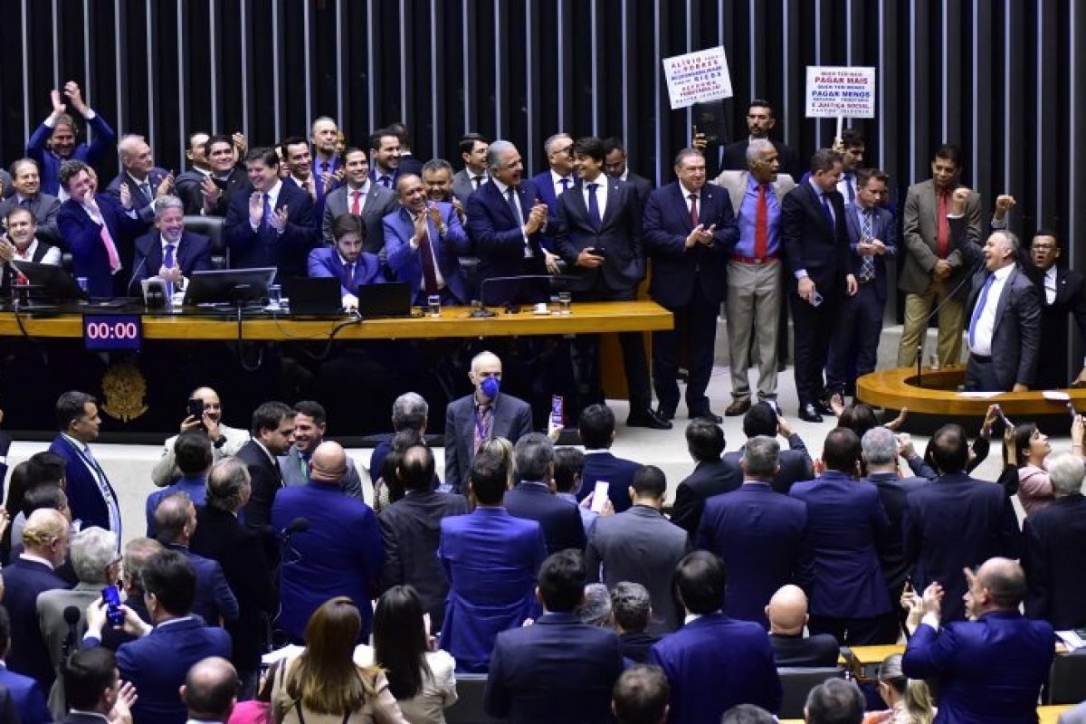 Câmara dos Deputados conclui votação da reforma tributária; texto segue para o Senado