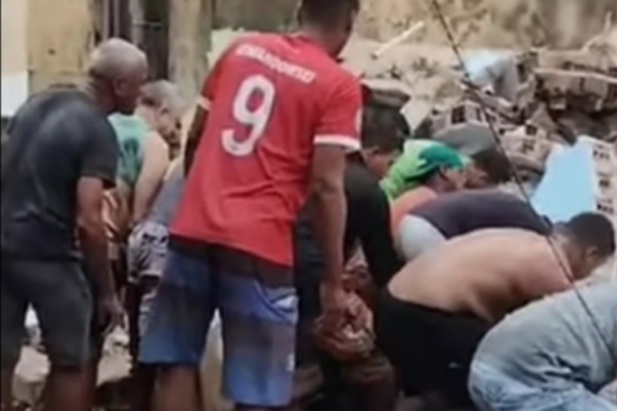 Sobe para 11 número de mortos após desabamento de prédio na Grande Recife