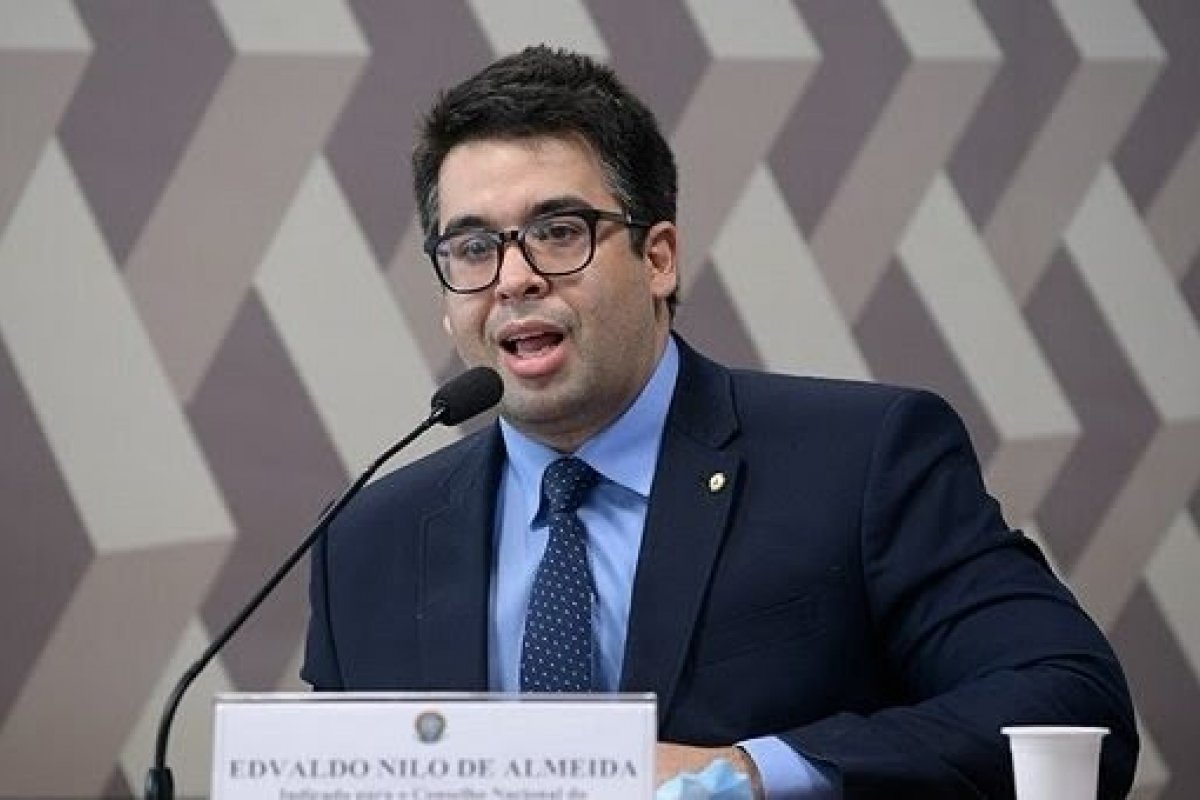 Cotado para CNMP, advogado é investigado por contratos públicos sem licitação, diz coluna