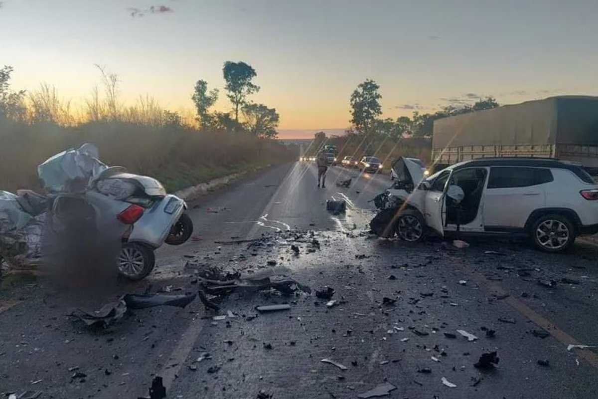 Quatro pessoas morreram e duas ficam feriadas em acidente na BR-242